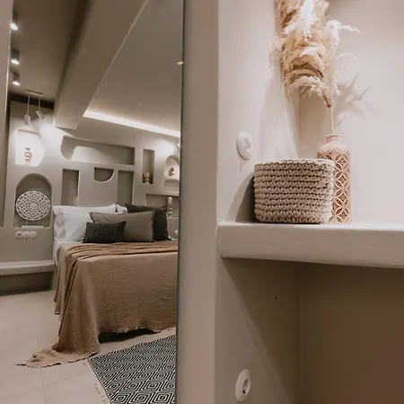 Villa Onym Curated