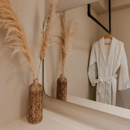Villa Onym Curated