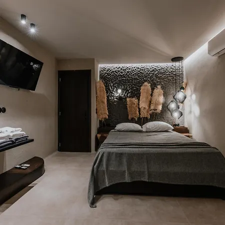 Onym Curated Vila
