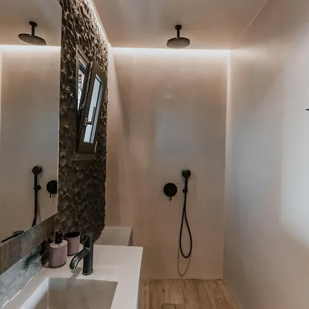Onym Curated Villa Pláka
