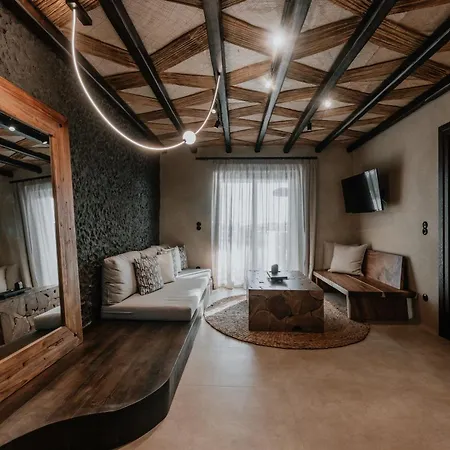 Villa Onym Curated