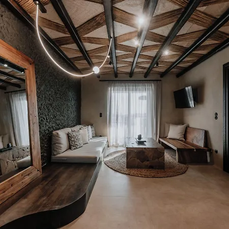 Villa Onym Curated